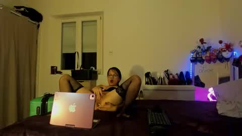 dolly2425 online show from April 8, 9:48 pm