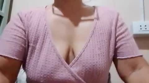 Snapshot of dolly926661 chatting on June 27, 9:36 am dolly926661 online show from June 27, 9:36 am