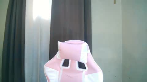 Snapshot of dolly_angel2 chatting on January 22, 6:10 am dolly_angel2 online show from January 22, 6:10 am