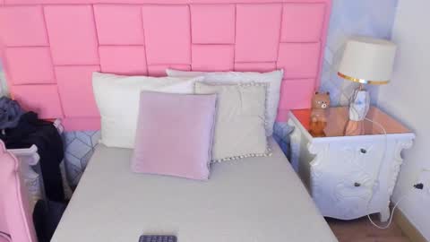 Snapshot of dolly_kitter chatting on December 18, 2:56 pm dolly_kitter online show from December 18, 2:56 pm