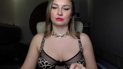 Snapshot of dom_mummy chatting on December 21, 7:13 am DOM MUMMY online show from December 21, 7:13 am