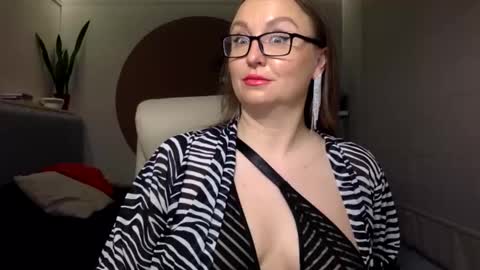 Snapshot of dom_mummy chatting on November 5, 6:02 am DOM MUMMY online show from November 5, 6:02 am