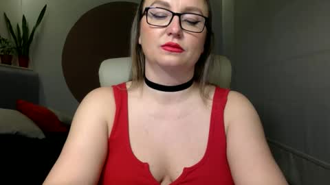 Snapshot of dom_mummy chatting on November 19, 6:02 am DOM MUMMY online show from November 19, 6:02 am