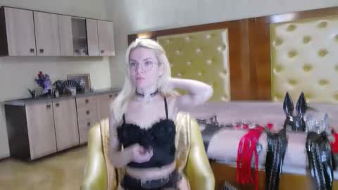 Snapshot of domcaprisse chatting on February 19, 12:34 pm domcaprisse online show from February 19, 12:34 pm