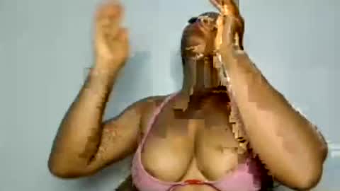 Snapshot of domina_veloura27 chatting on June 20, 9:01 am laura online show from June 20, 9:01 am