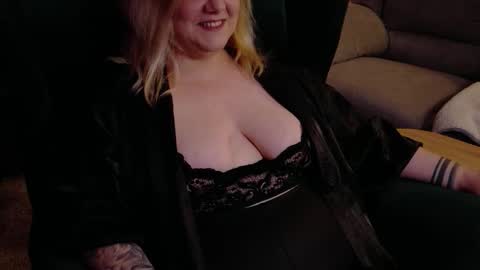 Snapshot of dominasadique chatting on November 5, 9:59 pm SADE online show from November 5, 9:59 pm