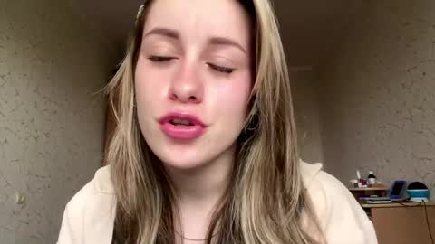 Mia online show from April 2, 8:45 am