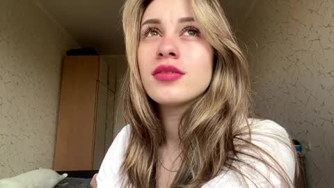 Mia online show from April 4, 7:06 am