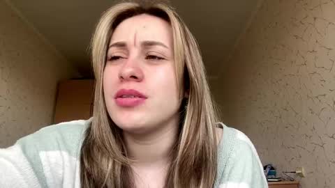 Mia online show from April 16, 8:04 am