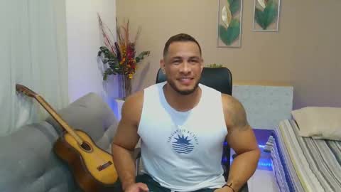 dominic_hulk1 online show from October 4, 3:59 am