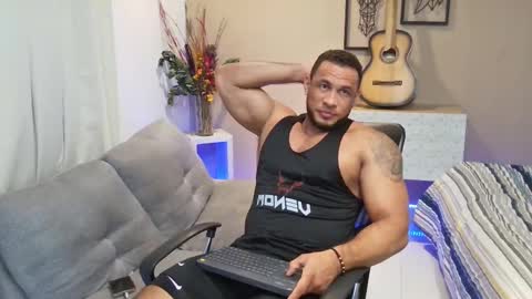 dominic_hulk1 online show from October 14, 3:18 am