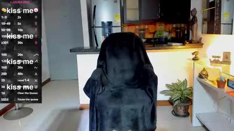 Snapshot of dominic_joness chatting on October 7, 1:36 am SANTI independent model online show from October 7, 1:36 am