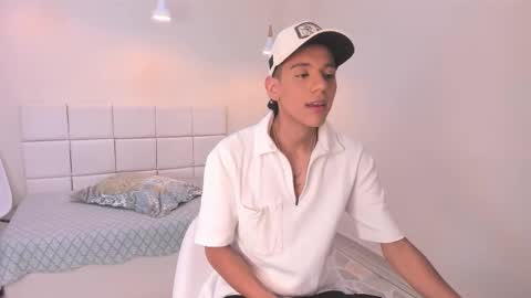 Snapshot of dominicjonnes chatting on February 23, 7:33 pm dominicjonnes online show from February 23, 7:33 pm