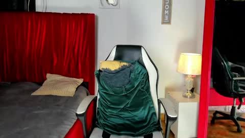 dominyck_ online show from May 31, 3:36 am