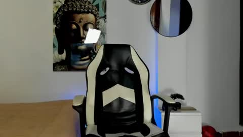 dominyck_ online show from July 8, 5:01 am