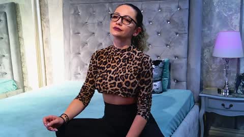 Snapshot of donna_klein chatting on December 17, 11:05 pm Donna online show from December 17, 11:05 pm