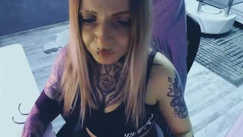 DonnaLive online show from April 12, 10:15 pm