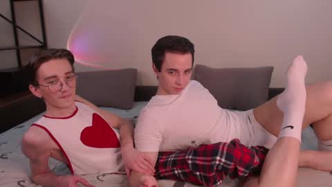 Snapshot of dontknowloool chatting on December 27, 7:46 pm EliotKenny online show from December 27, 7:46 pm