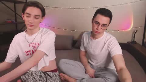 Snapshot of dontknowloool chatting on March 5, 5:29 pm EliotKenny online show from March 5, 5:29 pm