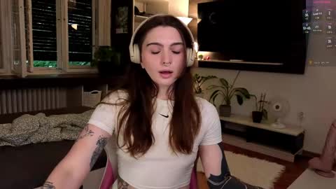 Snapshot of dorfmatratze_ chatting on June 6, 6:18 am Alice online show from June 6, 6:18 am