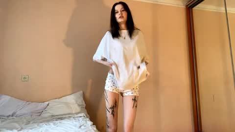 Lauren online show from April 14, 8:09 am