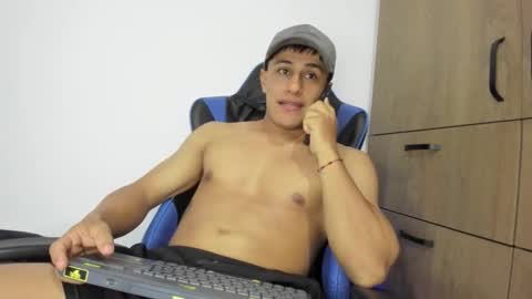 Snapshot of dorman_boy chatting on December 2, 1:44 am dorman_boy online show from December 2, 1:44 am