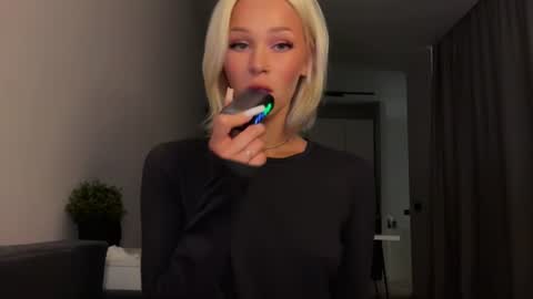 MOLLYYYY dont forget to give me a thumb up online show from June 25, 1:37 pm