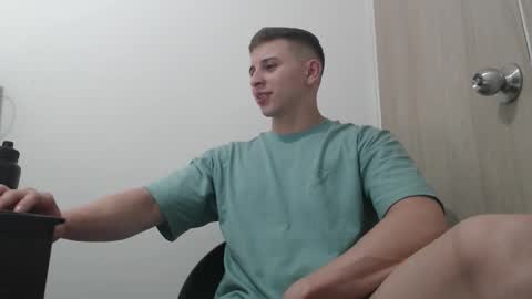 Snapshot of draco_boy2000 chatting on October 31, 9:38 pm draco_boy2000 online show from October 31, 9:38 pm