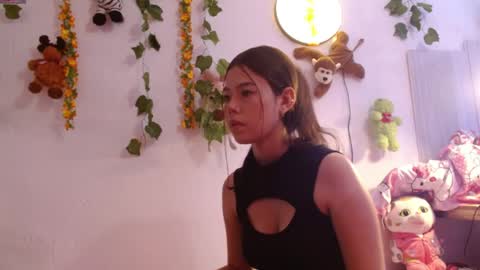 Snapshot of draculaura_x chatting on April 21, 11:29 pm Laura online show from April 21, 11:29 pm