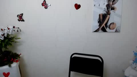 Snapshot of dream_mari chatting on June 20, 7:44 am Mari online show from June 20, 7:44 am