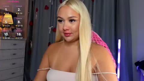 Snapshot of dreamaise chatting on August 7, 4:09 pm Mary pvt open use pink and blue app lovense online show from August 7, 4:09 pm