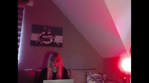 A girl online show from December 3, 8:05 am