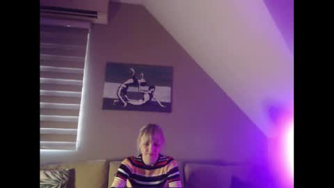 A girl online show from December 16, 8:09 am