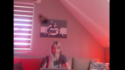 A girl online show from September 22, 7:10 am