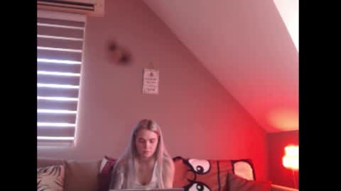 A girl online show from February 18, 8:21 am