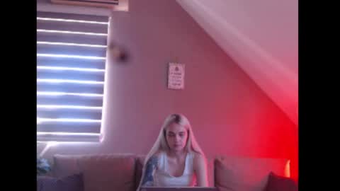 A girl online show from May 28, 7:27 am