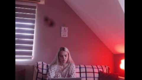 Snapshot of dreamcatcherfantasy chatting on June 10, 7:29 am A girl online show from June 10, 7:29 am
