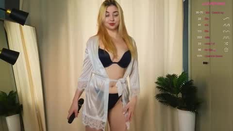 Snapshot of dreamhannah chatting on October 17, 10:07 am Hannah online show from October 17, 10:07 am