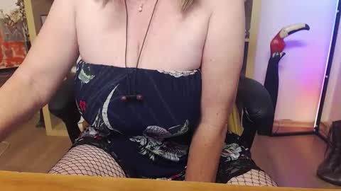 Snapshot of dreammilfi chatting on November 10, 8:24 am dreammilfi online show from November 10, 8:24 am