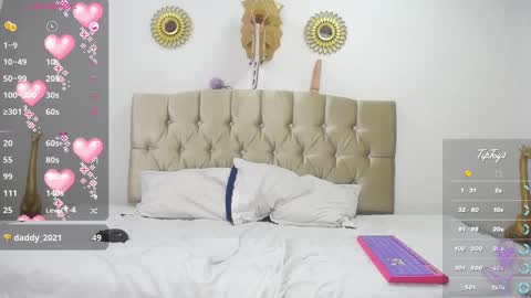 Snapshot of dreams_sophi chatting on February 17, 9:52 pm Sophia online show from February 17, 9:52 pm