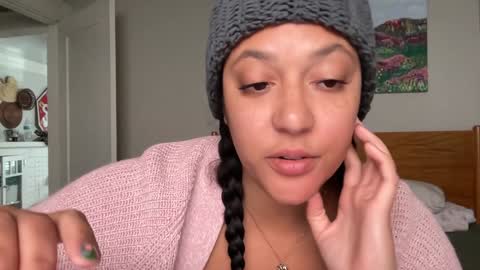 RIRI OR DREAMY online show from January 25, 8:31 pm