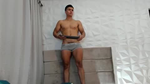 Snapshot of drekev_ chatting on February 7, 8:33 am Kevin online show from February 7, 8:33 am