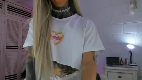 drippyorlove online show from November 19, 1:44 pm