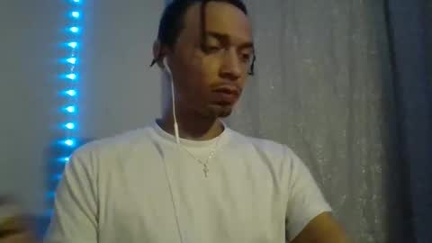 Snapshot of dubz07 chatting on May 14, 12:17 am dubz07 online show from May 14, 12:17 am