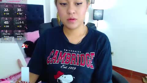 Snapshot of dulce01_0 chatting on December 31, 8:23 pm Charlotte online show from December 31, 8:23 pm