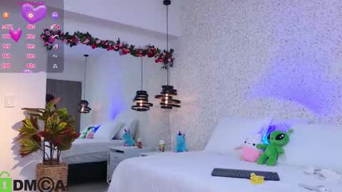 dulce_isabel_ online show from March 14, 3:23 am