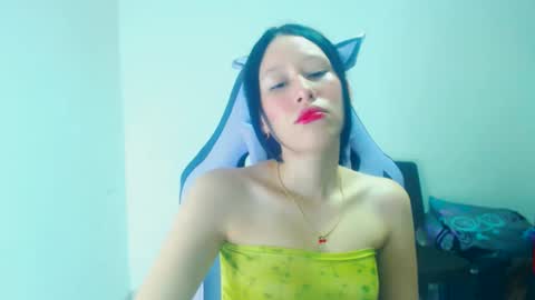 Snapshot of dulce_mauren chatting on February 19, 9:27 am dulce_mauren online show from February 19, 9:27 am