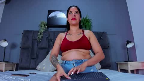 Snapshot of dulceaurora_ chatting on December 15, 1:32 am DULCE AURORA online show from December 15, 1:32 am