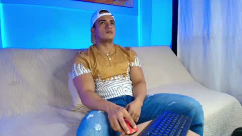 Snapshot of dwayne_esteven10 chatting on July 27, 1:34 am dwayne_esteven10 online show from July 27, 1:34 am