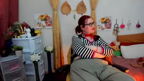 Snapshot of dyannelovee chatting on December 8, 1:47 pm Dyanne online show from December 8, 1:47 pm